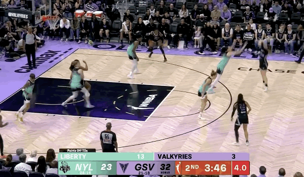 一人打一队！凯特·马丁次节独砍11分，自由人全队仅8分