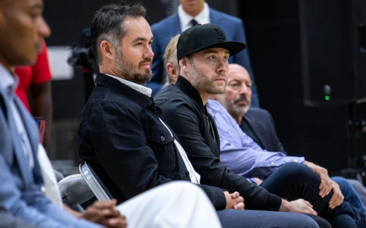 开云娱乐-出售平分百亿估值！湖人出售前 巴斯兄妹每年就只有300-500万分红